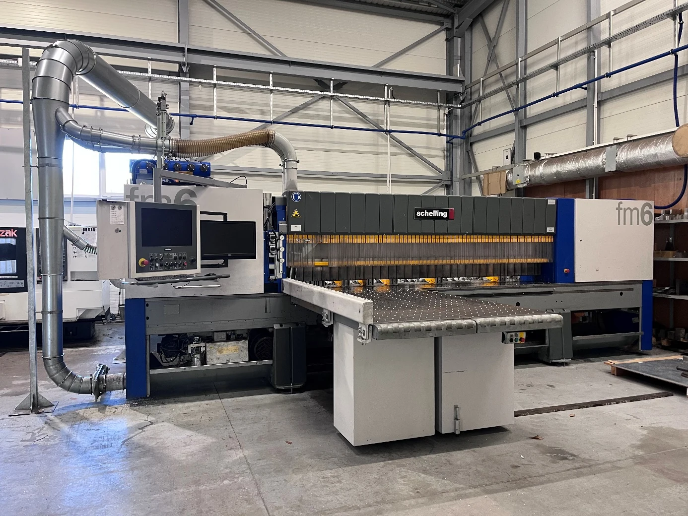 Maszyna formatowa Schelling FM6 w hali produkcyjnej ERMET